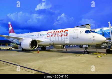 Zurich, Suisse - 22 juillet 2020 : avion suisse Airbus A220-300 à l'aéroport de Zurich en Suisse. Banque D'Images