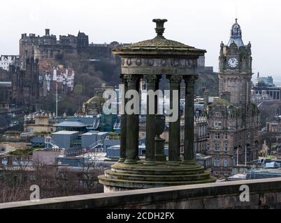 Le monument Dugald Stuart et le château d'Édimbourg vus de Calton Hill, Édimbourg, Écosse Banque D'Images