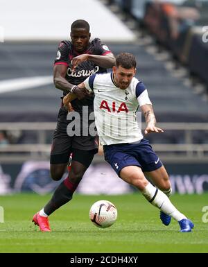 Lucas Joao (à gauche) et Pierre-Emile Hojbjerg de Tottenham Hotspur se battent pour le ballon lors du match amical d'avant-saison au Tottenham Hotspur Stadium, Londres. Banque D'Images