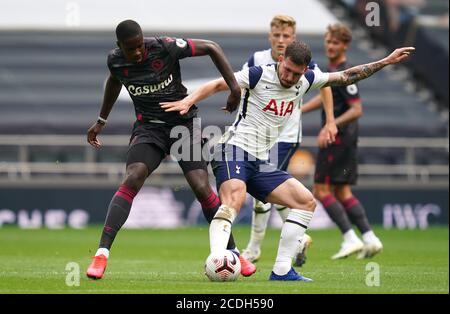 Lucas Joao (à gauche) et Pierre-Emile Hojbjerg de Tottenham Hotspur se battent pour le ballon lors du match amical d'avant-saison au Tottenham Hotspur Stadium, Londres. Banque D'Images