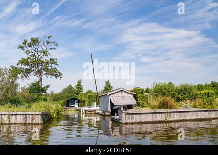 Maison de ville en bois et maison d'été le long du lac Paterswoldsemeer près de Groningen Aux pays-Bas, un jour d'été Banque D'Images