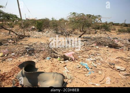 Déchets et sacs en plastique piégés dans des buissons épineux à la périphérie d'Uribia, la capitale indigène du pays, département de la Guajira, Colombie. Banque D'Images