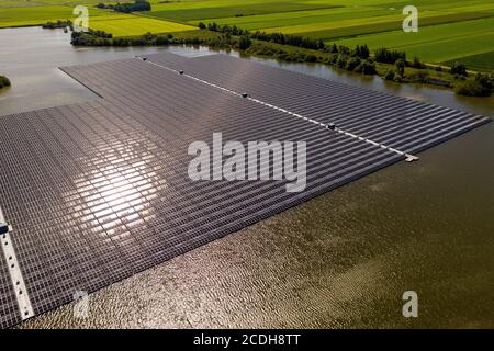 Panneaux solaires flottants Banque D'Images