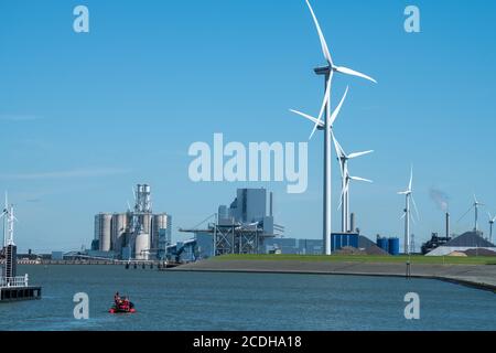 Eemshaven, Groningen / pays-Bas - 4 août 2020: Ancienne et nouvelle énergie à de Eemshaven pays-Bas Banque D'Images