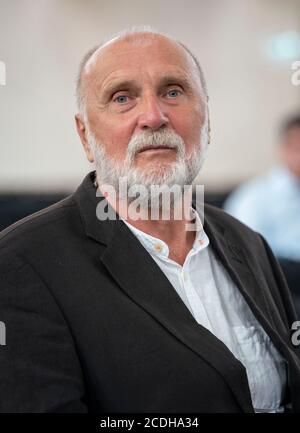 28 août 2020, Hessen, Francfort-sur-le-main: Dzevad Karahasan est assis au premier rang dans la Paulskirche avant la présentation du Prix Goethe de la ville de Francfort. Le prix décerné à l'écrivain bosniaque est un engagement à la tolérance et à la compréhension, a dit le raisonnement. Le Prix Goethe est doté de 50,000 euros et est décerné tous les trois ans à l'anniversaire de Johann Wolfgang von Goethe. Photo: Frank Rumpenhorst/dpa Banque D'Images