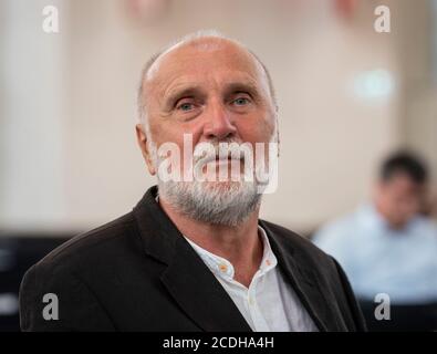 28 août 2020, Hessen, Francfort-sur-le-main: Dzevad Karahasan est assis au premier rang dans la Paulskirche avant la présentation du Prix Goethe de la ville de Francfort. Le prix décerné à l'écrivain bosniaque est un engagement à la tolérance et à la compréhension, a dit le raisonnement. Le Prix Goethe est doté de 50,000 euros et est décerné tous les trois ans à l'anniversaire de Johann Wolfgang von Goethe. Photo: Frank Rumpenhorst/dpa Banque D'Images