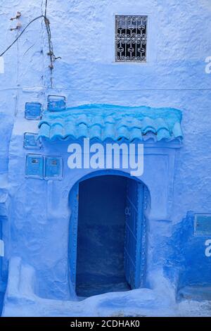 Une porte ouverte dans la ville bleue de Chefchaouen, au Maroc Banque D'Images