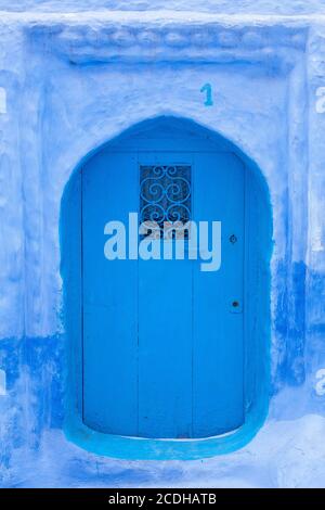 Une ancienne porte en bois peinte en bleu à Chefchaouen, au Maroc Banque D'Images