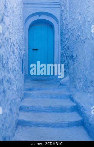 Marches menant à une porte dans la ville bleue de Chefchaouen, Maroc Banque D'Images