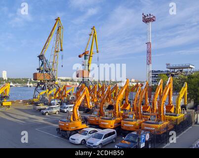 Les excavateurs dans le port de la ville Vladivostok Banque D'Images