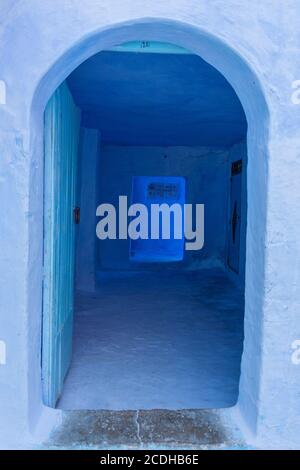 Une porte ouverte dans la ville bleue de Chefchaouen, au Maroc Banque D'Images