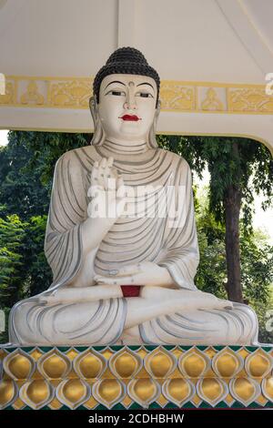 bouddha blanc statue isolée avec le marbre de pierre de contraste d'or fait en détails image est prise aux temples japonais statue de bouddha rajgir bihar inde. Banque D'Images