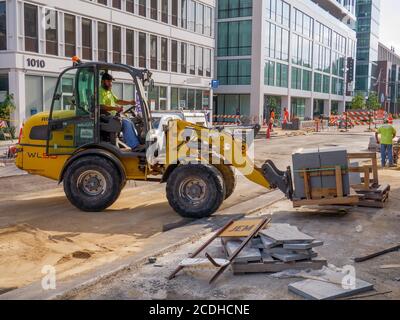 Chargeur avec bloc de chaussée de levage d'équipement de levage de chariot élévateur. Projet de reconstruction de Lake Street, Oak Park, Illinois. Banque D'Images