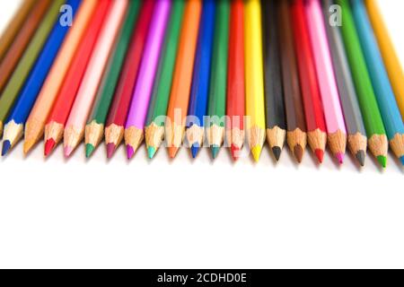 Ensemble de crayons de couleur sur fond blanc Banque D'Images