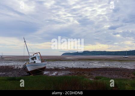 Un bateau amarré dans la baie de Red Wharf, vu depuis le sentier côtier de l'île d'Anglesey, au pays de Galles, au Royaume-Uni. Banque D'Images