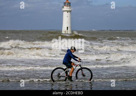 Rivière Mersey à marée haute à New Brighton, Wirral, le 28 août 2020. Photo de Chris Stading Banque D'Images