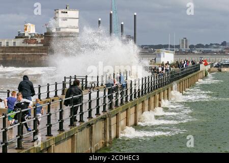 Rivière Mersey à marée haute à New Brighton, Wirral, le 28 août 2020. Photo de Chris Stading Banque D'Images