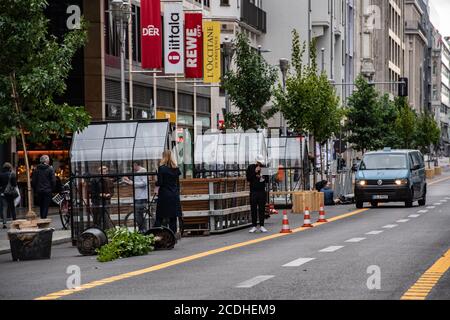 Berlin, Allemagne. 28 août 2020. Les vitrines sont situées sur la Friedrichstraße. Friedrichstraße, l'une des rues les plus célèbres du quartier berlinois de Mitte, est en train de devenir un champ d'expérimentation. Sur une section de 500 mètres entre Französischer Straße et Leipziger Straße, où se trouve également le grand magasin de luxe Galeries Lafayette, les voitures sont tabou du samedi (août 29) pendant cinq mois jusqu'à la fin de janvier. Credit: Paul Zinken/dpa/Alay Live News Banque D'Images