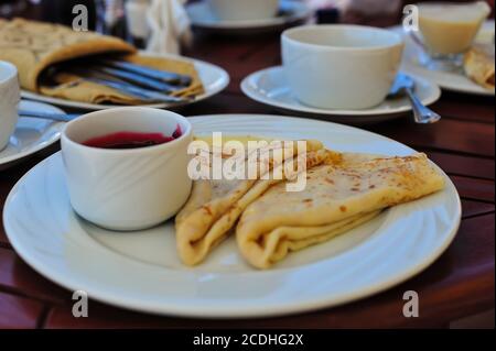 Crêpes maison pliées en triangles avec confiture de cassis Banque D'Images