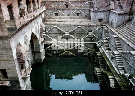 Jodhpur, Inde - août 2020 : trois enfants s'assoient au stewell Tunwarji ka Jhalra à Jodhpur le 16 août 2020 au Rajasthan, Inde. Banque D'Images