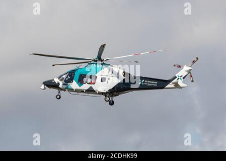 Hélimed Air Ambulance pour Kent, Surrey & Sussex, un hélicoptère d'urgence médicale, enregistrement G-KSSC, modèle AgustaWestland AW169 en Angleterre, Royaume-Uni. Banque D'Images