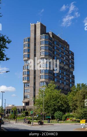 County Hall, une tour de grande hauteur utilisée par le Conseil du comté de Buckinghamshire, à Aylesbury, à Buckinghamshire, au Royaume-Uni. Banque D'Images