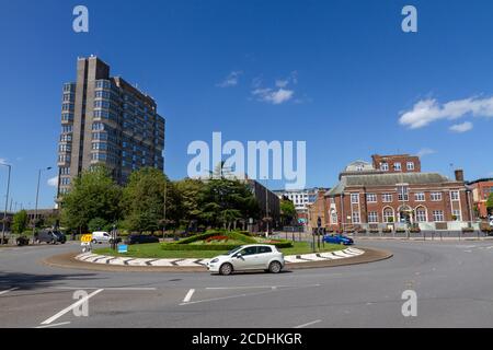 Roundabout and County Hall, une tour en hauteur utilisée par le Conseil du comté de Buckinghamshire, à Aylesbury, dans le Buckinghamshire, au Royaume-Uni. Banque D'Images