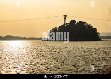 coucher de soleil ciel orange avec toile de fond de l'île au crépuscule image est prise à l'île de paon guwahati assam inde. il montre la beauté sereine de la nature Banque D'Images