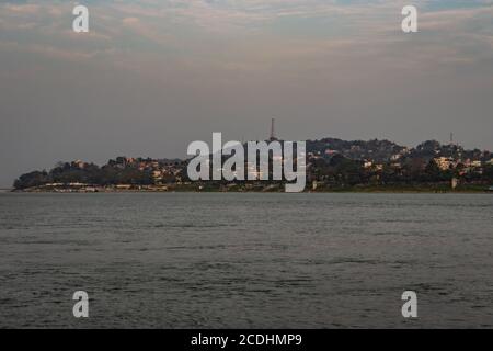 vue urbaine de la ville le matin forme plate anlge image est prise à l'île de paon guwahati assam inde. il montre la beauté sereine de la nature au crépuscule. Banque D'Images