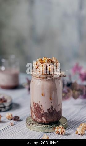 Milk-Shake au chocolat avec pop-corn au caramel. Mise au point sélective, placer pour le texte Banque D'Images