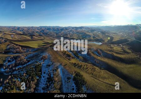 Vue sur les hivers et la forêt des prairies d'automne. Photo aérienne de la nature. Altaï regoin, Russie Banque D'Images