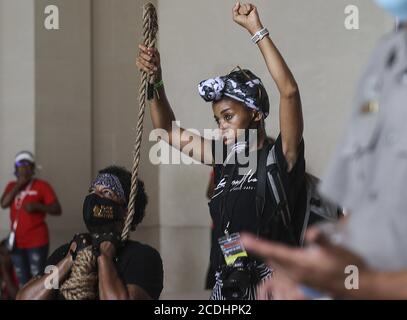 Washington, États-Unis. 28 août 2020. L'Actiivist Jay Vegas porte un faux pas en posant avec les participants au Lincoln Memorial alors que les manifestants se rassemblent pour la marche « Get Your Knee Off Our Necks » sur Washington pour soutenir la justice raciale à Washington, États-Unis, le 28 août 2020. La marche commémore le 57e anniversaire de la marche de Martin Luther King Jr. Sur Washington. Photo de Johnathan Earnst/UPI crédit: UPI/Alay Live News Banque D'Images