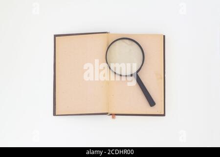 Encore la vie d'une loupe et d'une pile de vieux livres sur fond blanc Banque D'Images