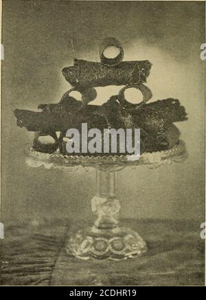 . La fierté du ménage; la gestion complète des boulangers . Copyright, 1900, par M. A. & K. M. Heinzer. BOULES COCOANUT ET POMMES À VAPEUR. 66 boules Cocoanut et pommes à vapeur. 1 table de farine. 2 tasses de cococoanut. 2 tablpoonfuls de sucre.2 blancs d'oeufs. COMMENT MÉLANGER. Frottez le sucre et les blancs d'œufs ensemble, puis ajoutez la farine et le cococoanut et mélangez bien. COMMENT CUIRE. Pour former ces gâteaux, prenez un morceau du mélange d'une noix pour chacun, puis placez-le dans la paume de la main et pressez-le autour. Bien graisser les casseroles et les dépoussiérer avec de la farine, puis placer les gâteaux dessus. Faites cuire au four Banque D'Images