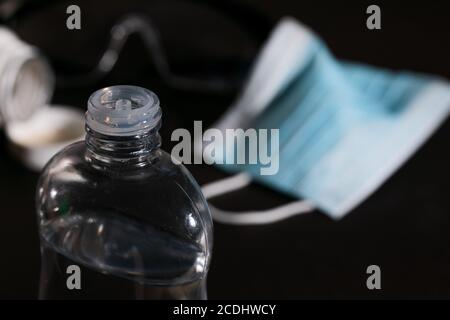 Prévention des coronavirus masques chirurgicaux médicaux et gel désinfectant pour les mains pour l'hygiène des mains protection contre le virus corona. Covic19 Banque D'Images