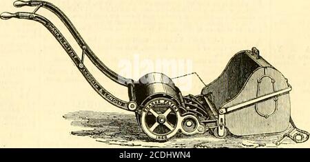 . La chronique des jardiniers et la gazette agricole . ET LA PLUPART DE LA NOBLESSE DE THEPRINCIPAL GRANDE-BRETAGNE. A REÇU LA PREMIÈRE MÉDAILLE PRIZESILVER. EXPOSITION UNIVERSELLE DE PARIS, 1867. NOUVELLE MACHINE À MAIN. ALEXANDER TIGES et SON fils ont depuis un certain temps passé fait la FAUCHEUSE ROTATIVE de leur MACHINKS AUTO-AFFÛTAGE, C'est-à-dire, avec de l'acier des deux côtés de chaque lame, de sorte que lorsque le massicot devient émoussé en tournant d'un côté, il peut être inversé, ce qui entraîne le bord opposé ou tranchant du massicot pour agir sur la seule plaque. De plus, A. S. et SON ont fait la SEULE PLAQUE ou LA LAME INFÉRIEURE de t Banque D'Images