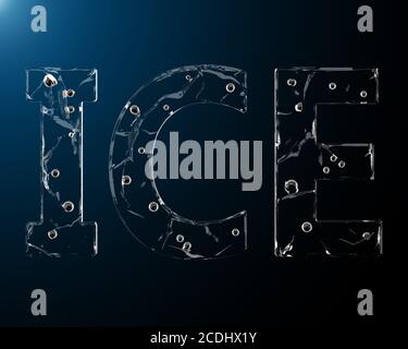 Le mot ICE est fait de glace avec des fissures et des trous de balle sur un arrière-plan sombre avec le rétroéclairage du coin supérieur gauche. Rendu 3D Banque D'Images