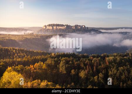 Atmosphère merveilleuse le matin dans les montagnes de grès d'Elbe. Le soleil se lève et la lumière s'allume. Grand paysage avec forêt et mointai Banque D'Images