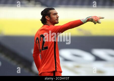 Londres, Royaume-Uni. 28 août 2020. Paulo Gazzaniga, gardien de but de Tottenham Hotspur en action pendant le match. Match d'avant-saison, Tottenham Hotspur v Reading au Tottenham Hotspur Stadium de Londres le vendredi 28 août 2020. Cette image ne peut être utilisée qu'à des fins éditoriales. Utilisation éditoriale uniquement, licence requise pour une utilisation commerciale. Aucune utilisation dans les Paris, les jeux ou les publications d'un seul club/ligue/joueur. photo par Steffan Bowen/Andrew Orchard sports photographie/Alay Live news crédit: Andrew Orchard sports photographie/Alay Live News Banque D'Images