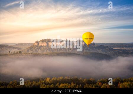 Atmosphère merveilleuse le matin dans les montagnes de grès d'Elbe. Le soleil se lève et la lumière s'allume. Grand paysage avec forêt et mointai Banque D'Images