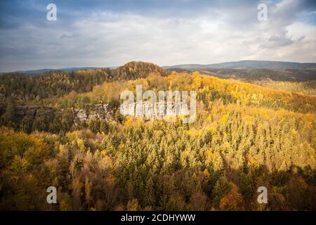 Atmosphère merveilleuse le matin dans les montagnes de grès d'Elbe. Le soleil se lève et la lumière s'allume. Grand paysage avec forêt et mointai Banque D'Images