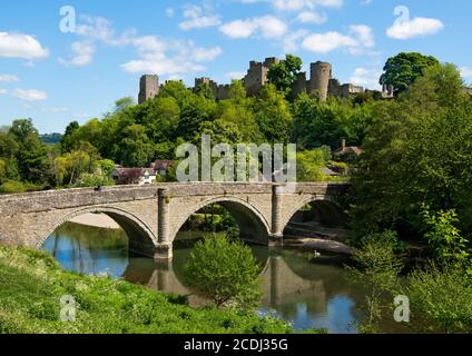 Ludlow Castle surplombe la rivière et pont Dinham Tgem, Shropshire. Banque D'Images