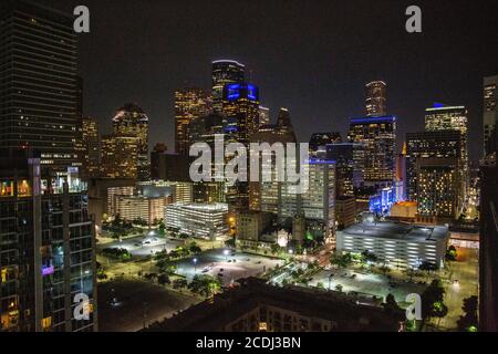 Centre-ville de Houston la nuit en été Banque D'Images