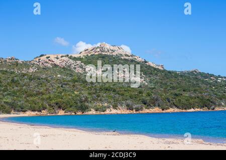 Italie, Sardaigne, province de Sassari, Palaos, vue sur la plage de Sciumara et la forteresse de Monte Altura Banque D'Images