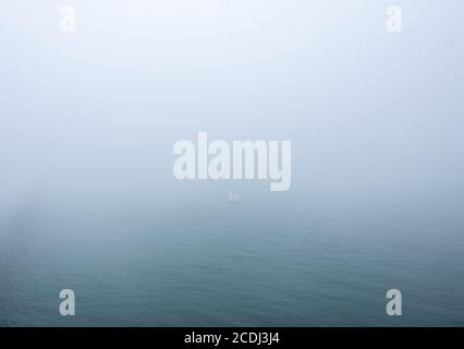 Bay Area et un bateau à voile dans le brouillard Banque D'Images