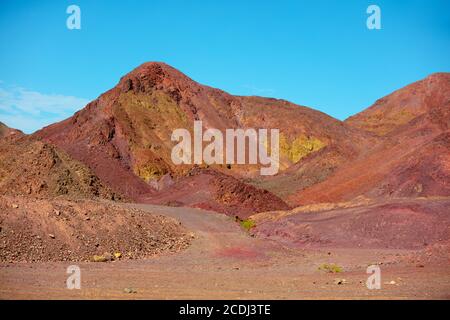 Montagnes colorées. Grès dans le désert. Vue depuis la voiture Banque D'Images