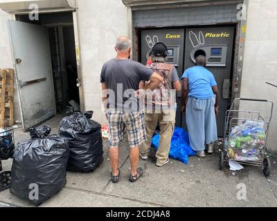 Machine de collecte de bouteilles où les gens se tournent dans des bouteilles de verre, d'aluminium et de plastique pour l'argent. Banque D'Images