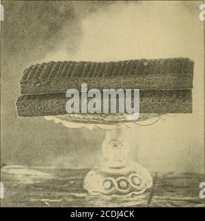 . La fierté du ménage; la gestion complète des boulangers . Copyright, 1900, par M. A. & K. M. Heinzer. MÉLASSE BOLIVARS. 12 mélasses Bolivar. Je tasse de mélasse.^ tasse d'eau. 1 cuillère à soupe de saindoux.i-J cuillère à café de soda.4 tasses de farine. 2 cuillères à café de gingembre. I cuillère à café de sucre. COMMENT MÉLANGER. Mélanger la mélasse, l'eau, le saindoux, le soda, le sucre et le gingembre, puis ajouter la farine et bien mélanger. Placez la pâte sur une table, et déroulez-la avec une goupille creuse d'un quart de pouce d'épaisseur, et découpez-la à l'aide d'un couteau festonné. Graissez bien la cuve et placez-les sur environ 2 pouces Banque D'Images