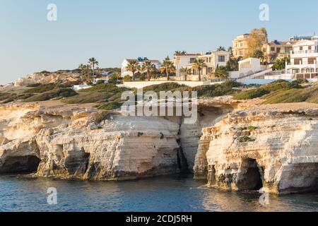 coucher de soleil sur la côte rocheuse près de paphos chypre Banque D'Images