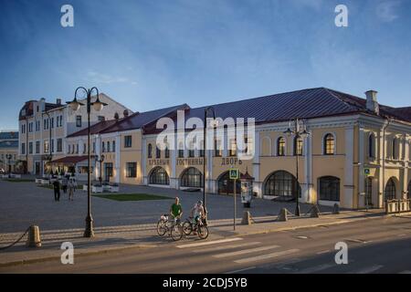 Rybinsk, Russie - 10 août 2020 : vue sur la rue au centre de la ville de Rybinsk. Ancien bâtiment d'échange de pain Banque D'Images